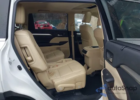 2019 Toyota Highlander Xle z USA, uszkodzony, nr VIN 5TDJZRFH6KS627247